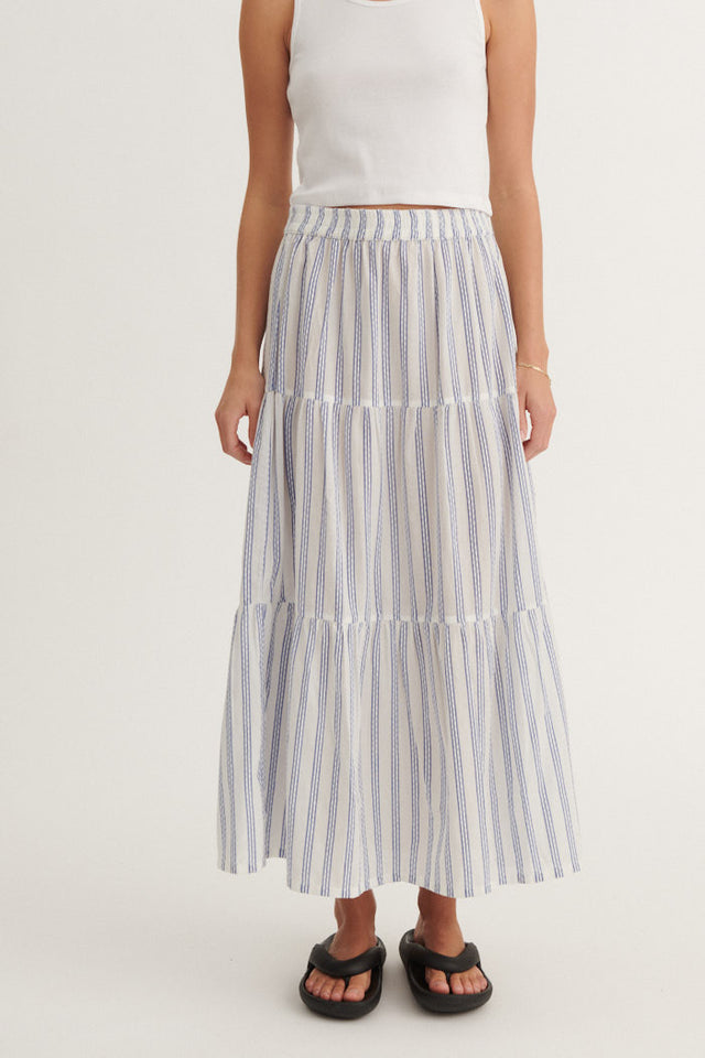 Basic Apparel Ada Skirt i 100 % økologisk bomuld med striber, elastik i taljen, A-snit og læg-længde. Bæredygtig og elegant nederdel. 