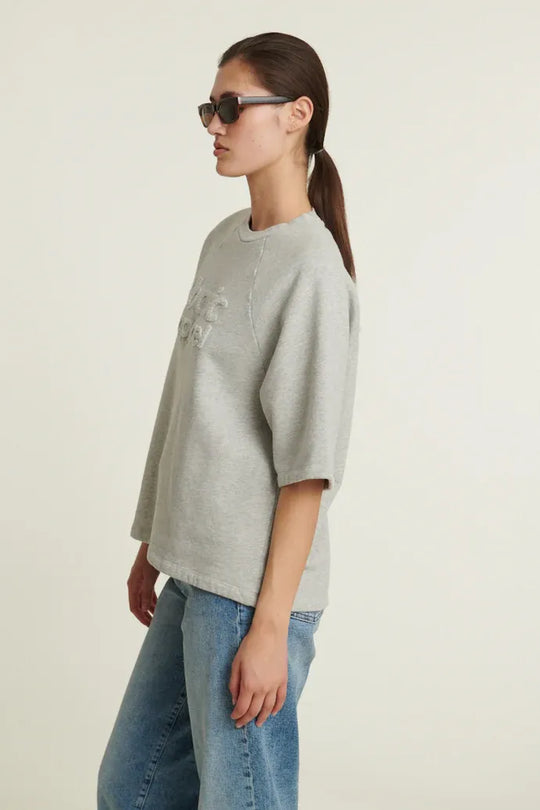 Basic Apparel Adele Tee i Grey Melange – blød, løstsiddende T-shirt i 100 % økologisk bomuld med raglanærmer og broderet logo.