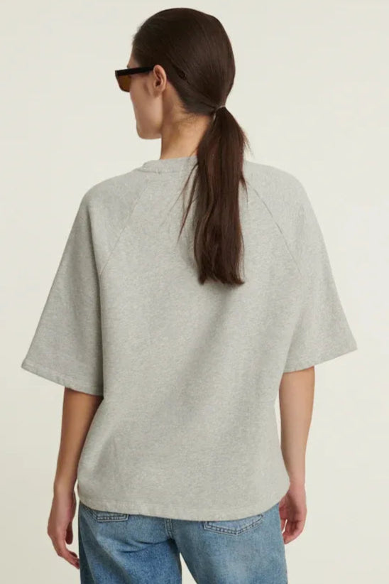 Basic Apparel Adele Tee i Grey Melange – blød, løstsiddende T-shirt i 100 % økologisk bomuld med raglanærmer og broderet logo.