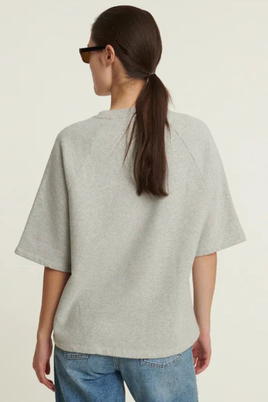 Basic Apparel Adele Tee i Grey Melange – blød, løstsiddende T-shirt i 100 % økologisk bomuld med raglanærmer og broderet logo.