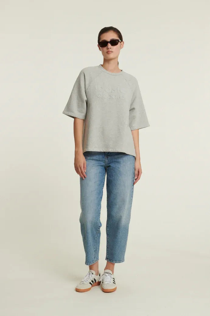 Basic Apparel Adele Tee i Grey Melange – blød, løstsiddende T-shirt i 100 % økologisk bomuld med raglanærmer og broderet logo.