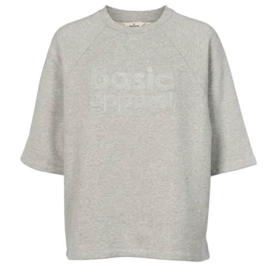 Basic Apparel Adele Tee i Grey Melange – blød, løstsiddende T-shirt i 100 % økologisk bomuld med raglanærmer og broderet logo.