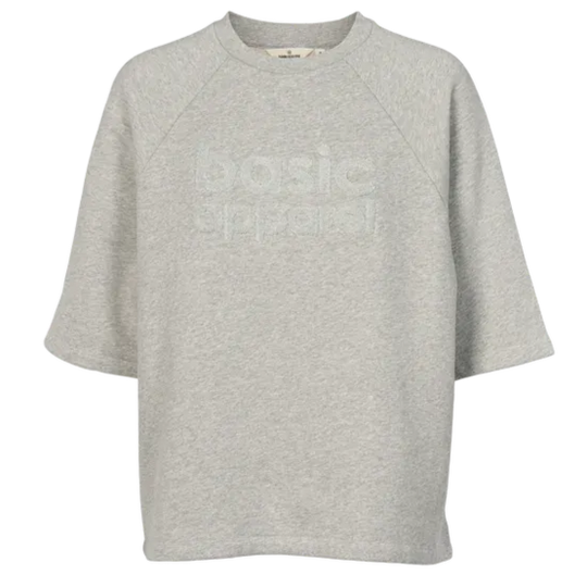 Basic Apparel Adele Tee i Grey Melange – blød, løstsiddende T-shirt i 100 % økologisk bomuld med raglanærmer og broderet logo.
