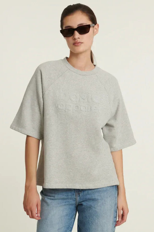 Basic Apparel Adele Tee i Grey Melange – blød, løstsiddende T-shirt i 100 % økologisk bomuld med raglanærmer og broderet logo.