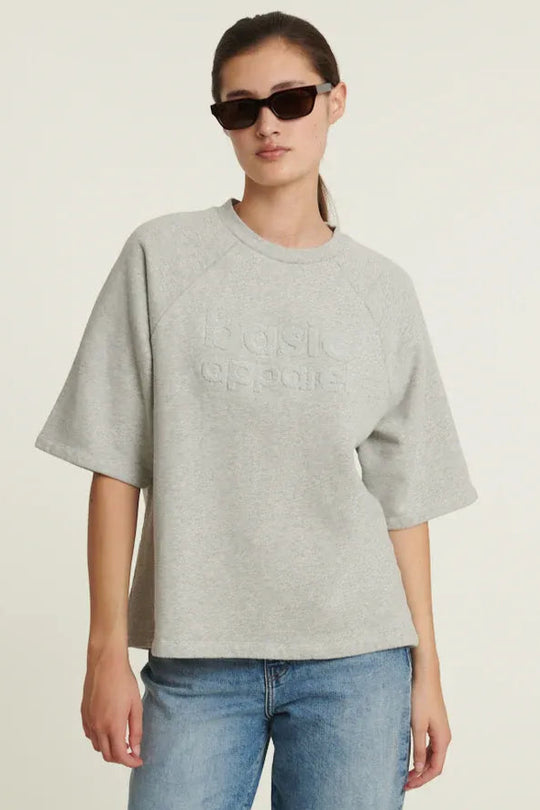 Basic Apparel Adele Tee i Grey Melange – blød, løstsiddende T-shirt i 100 % økologisk bomuld med raglanærmer og broderet logo.