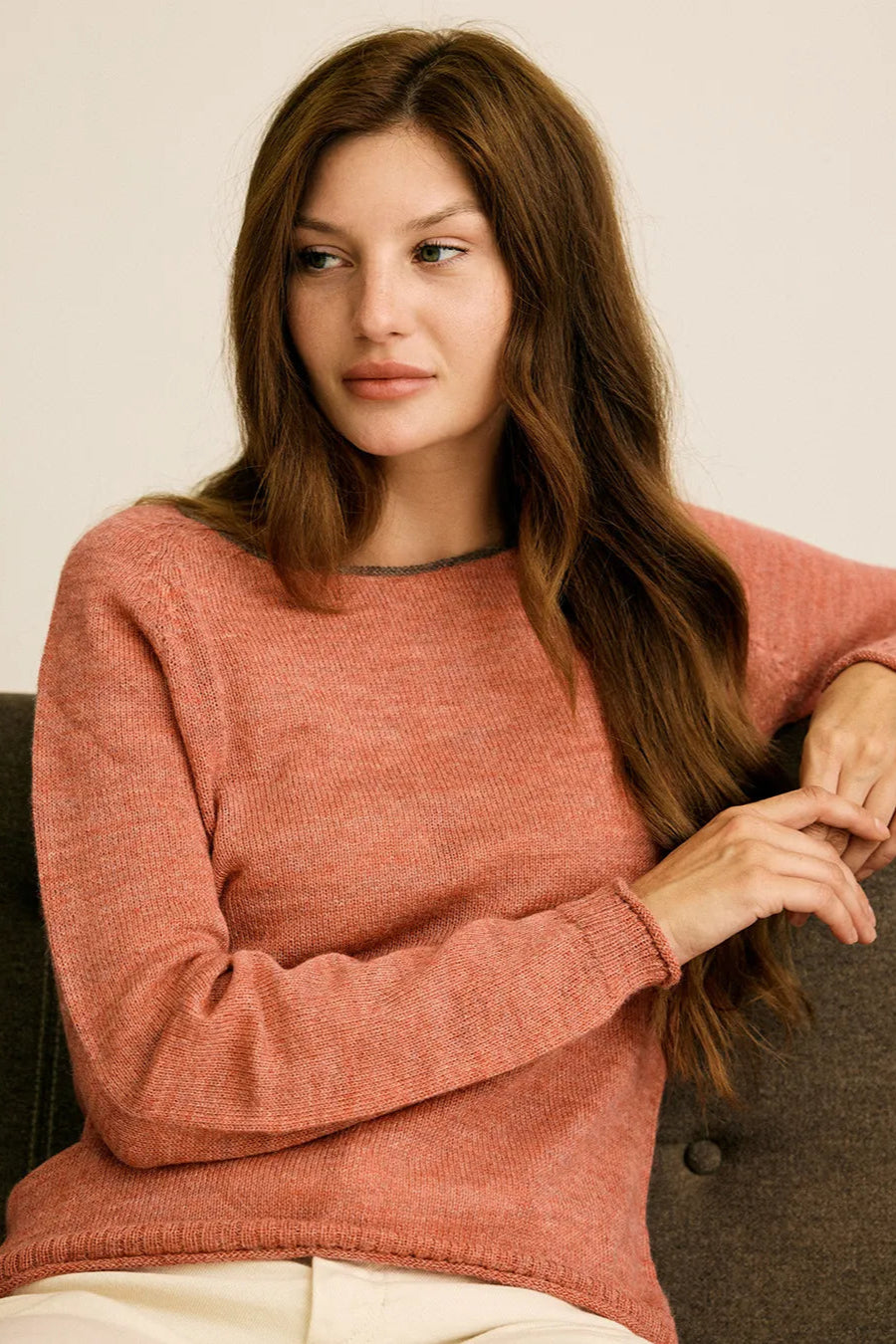 Gorridsen's Afrodite Peru Sweater i 100% Baby Alpaca Uld i farven 'coral rose'. Den lette, varme og bløde uld er behagelig mod huden. 