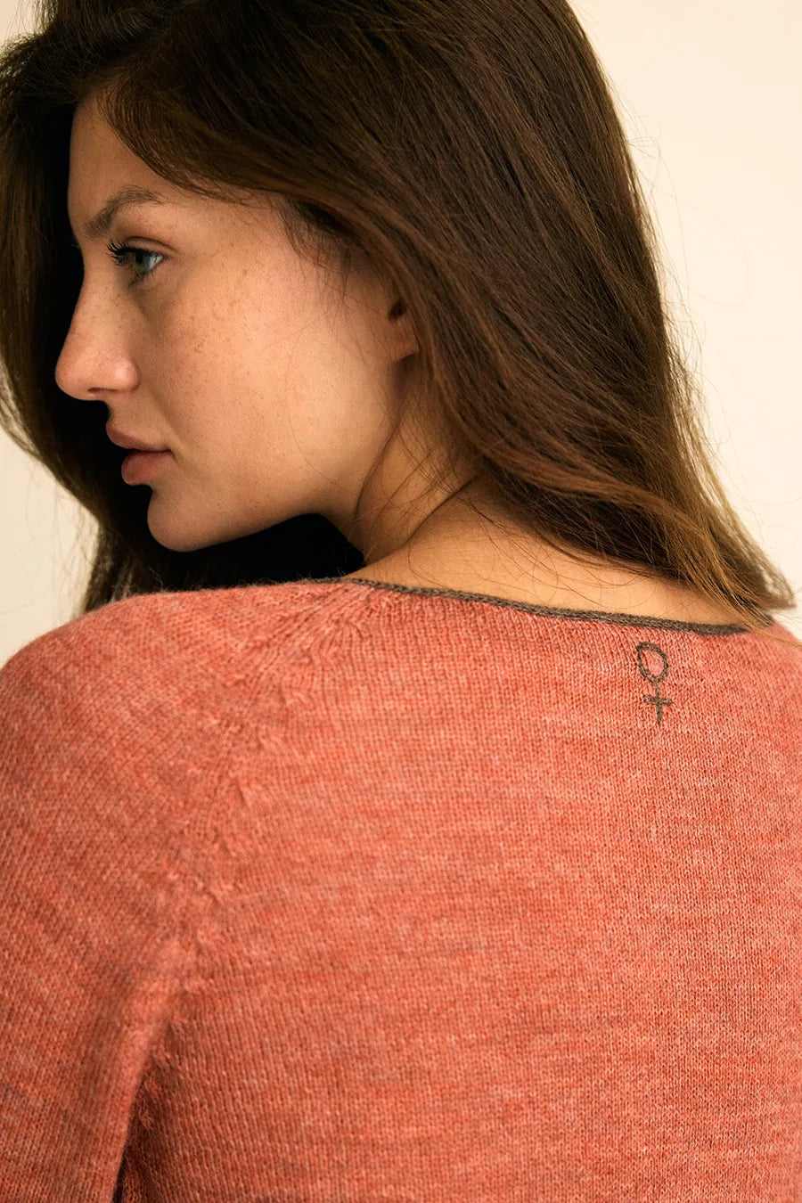 Gorridsen's Afrodite Peru Sweater i 100% Baby Alpaca Uld i farven 'coral rose'. Den lette, varme og bløde uld er behagelig mod huden. 