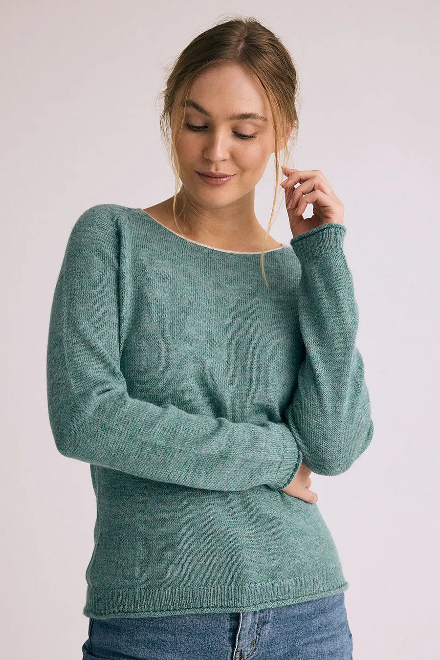 Gorridsen's Afrodite Peru Sweater i 100% Baby Alpaca Uld i farven 'aqua'. Den lette, varme og bløde uld er behagelig mod huden.