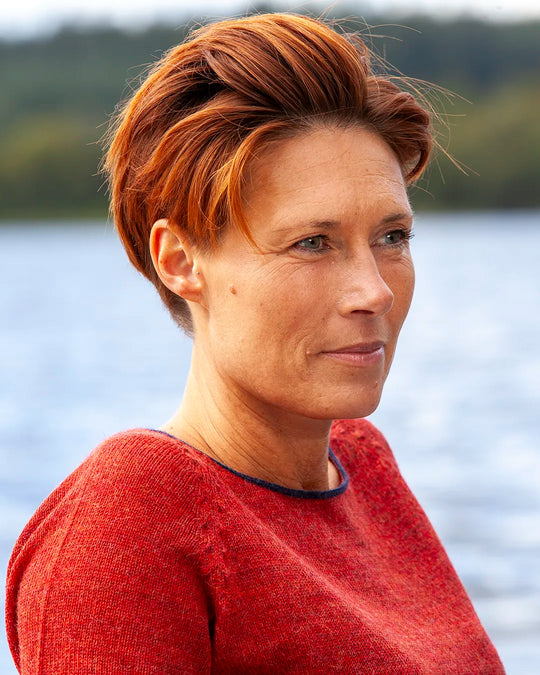 Gorridsen's Afrodite Peru Sweater i 100% Baby Alpaca Uld i farven 'grenadine'. Den lette, varme og bløde uld er behagelig mod huden. 