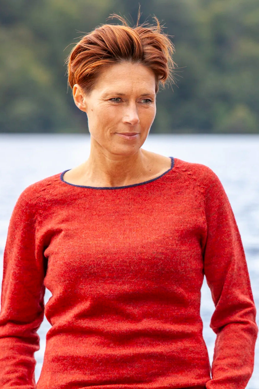 Gorridsen's Afrodite Peru Sweater i 100% Baby Alpaca Uld i farven 'grenadine'. Den lette, varme og bløde uld er behagelig mod huden. 