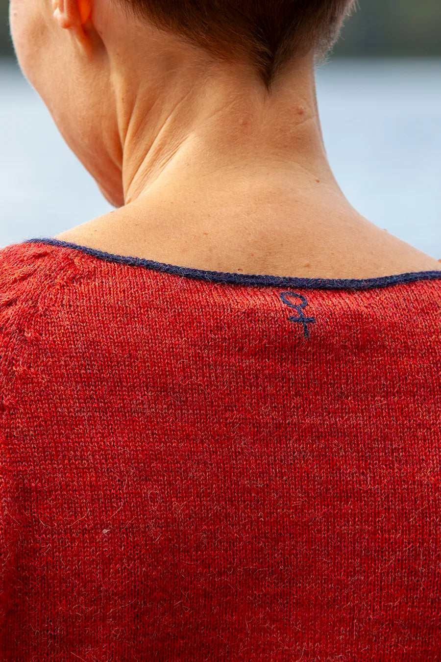 Gorridsen's Afrodite Peru Sweater i 100% Baby Alpaca Uld i farven 'grenadine'. Den lette, varme og bløde uld er behagelig mod huden. 
