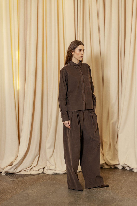 Project AJ117 Sable DK21-253 Skjorte i Coffee – blød og struktureret skjorte i baby-corduroy med krave, brystlomme, knaplukning og klassiske manchetter. 100% økologisk bomuld.

