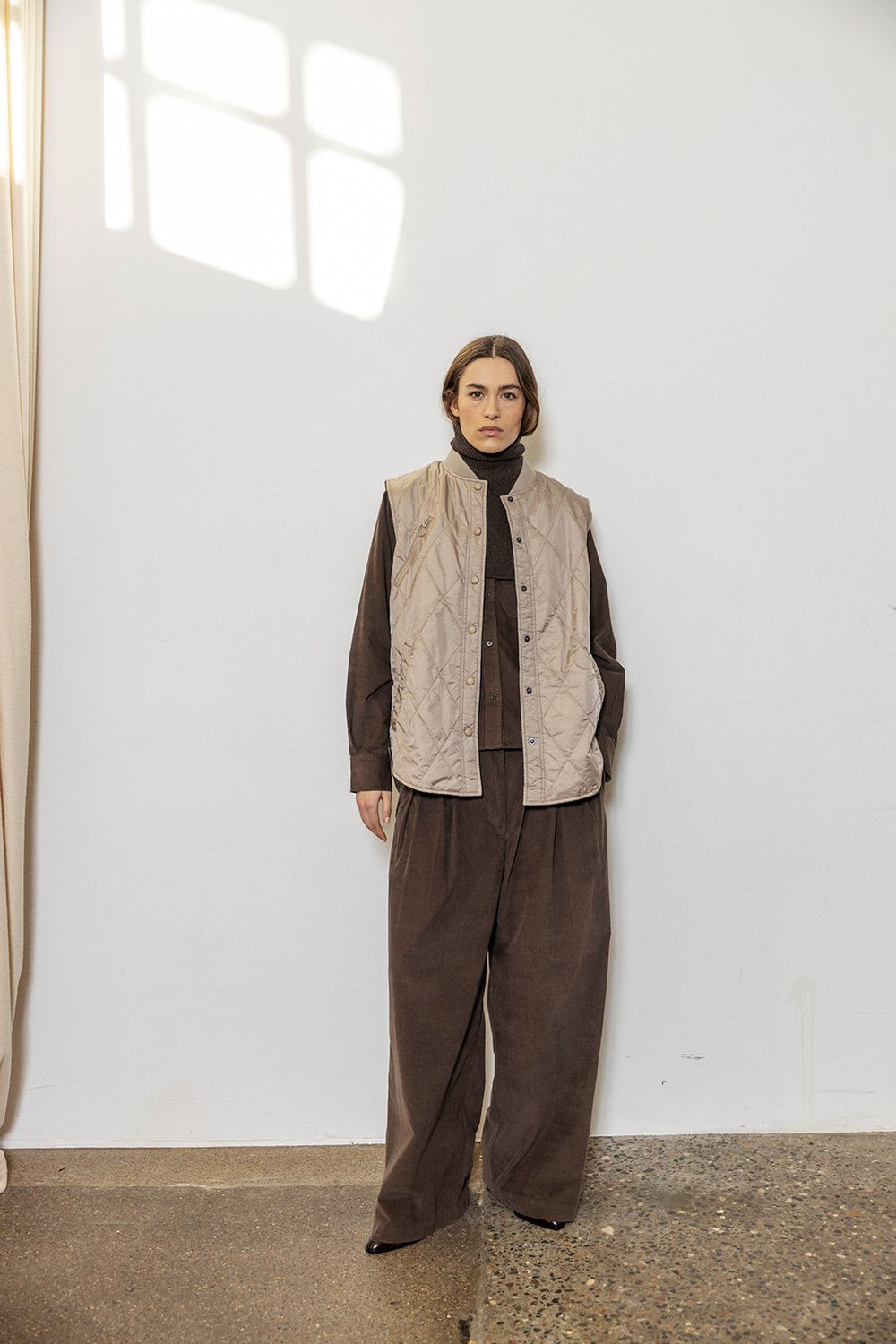 Project AJ117 Nizza 194 Taupe – letvægts vatteret vest i quiltet nylon med diamantmønster, ribbet krave og praktiske lommer. Fyldt med åndbart Sorona®-fyld.
