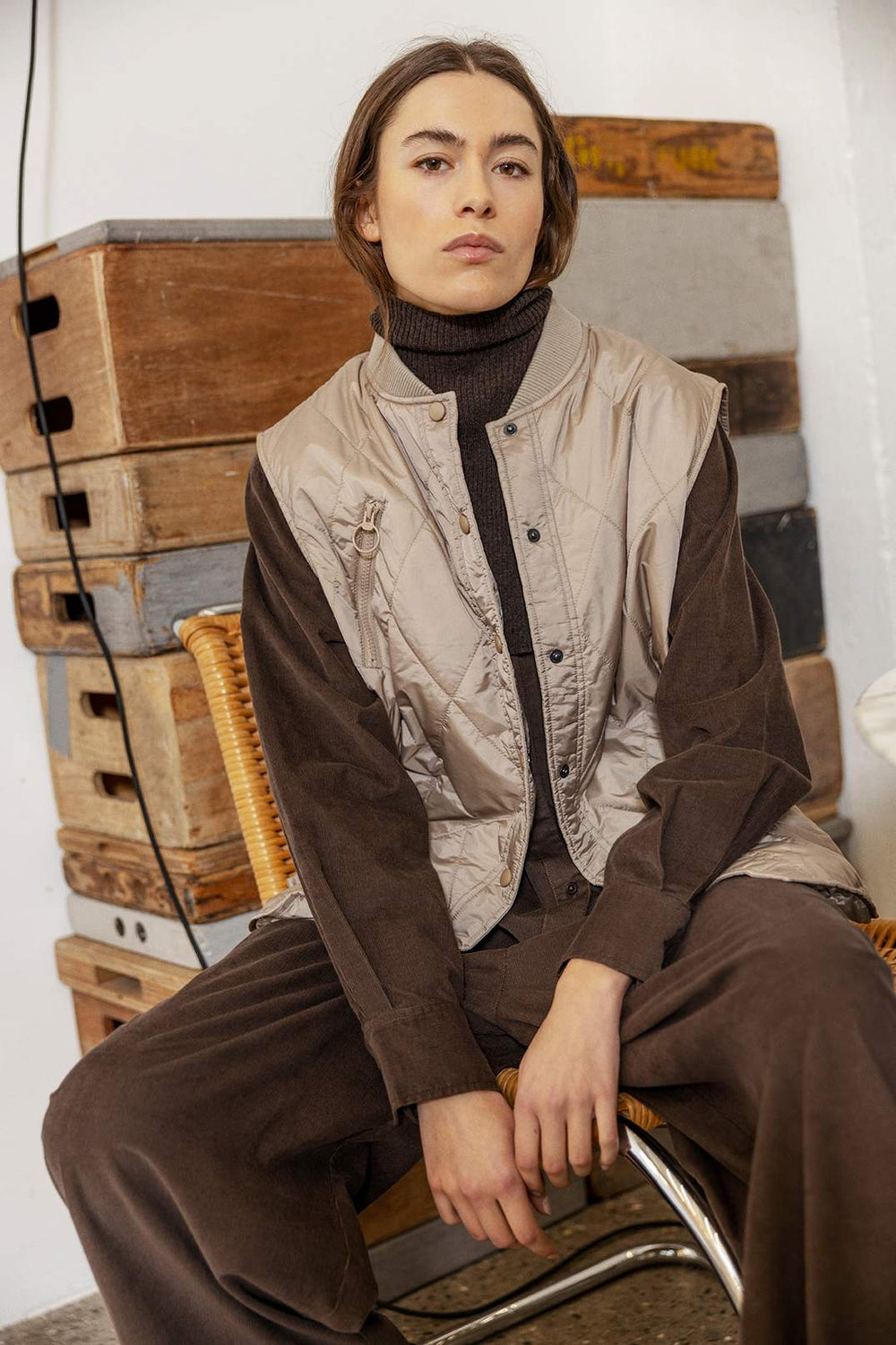 Project AJ117 Nizza 194 Taupe – letvægts vatteret vest i quiltet nylon med diamantmønster, ribbet krave og praktiske lommer. Fyldt med åndbart Sorona®-fyld.

