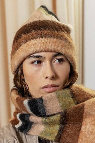 Project AJ117 Beanie i multi – strikket hue i børstet mohair-blanding med ribstruktur og farverige striber.
