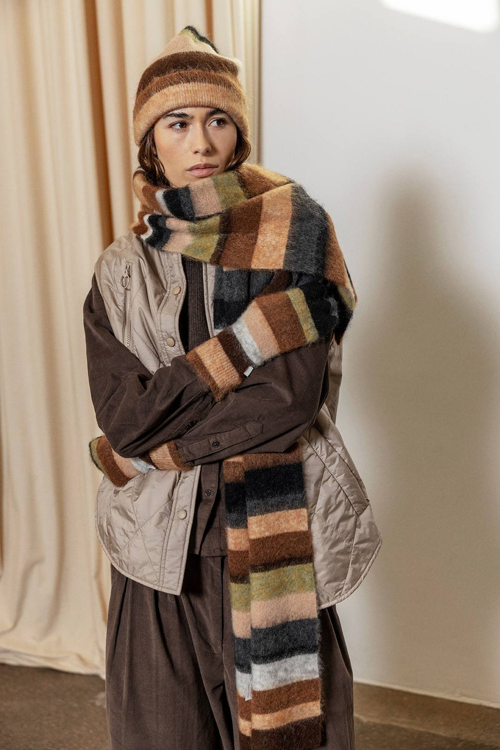Project AJ117 Scarf 900 Multi – oversized tørklæde i blød mohair- og uldblanding med børstet tekstur og dristige striber.

