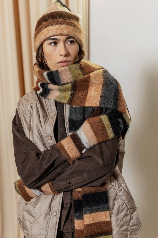 Project AJ117 Mittens i multi – stribede, strikkede luffer i blød mohair-blanding med farverigt design og komfortabel pasform.
