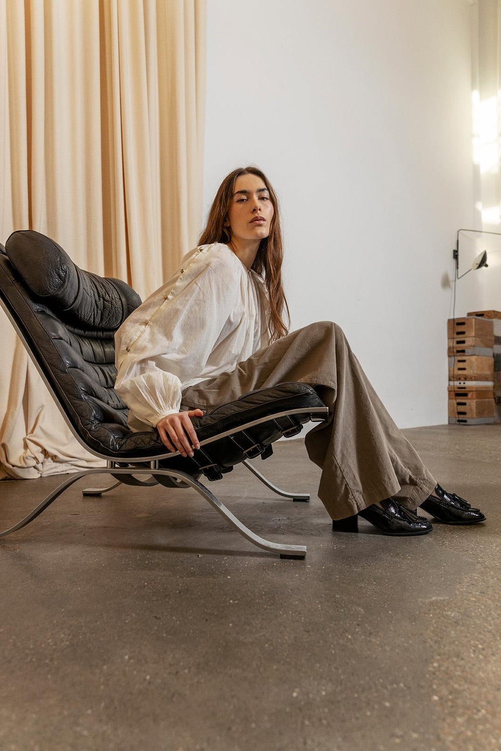 Project AJ117 Hester Bluse i White – feminin skjorte med gathered hals, raglanærmer, dekorative knapper og afrundet kant, fremstillet i 100% økologisk bomuldsvoile.
