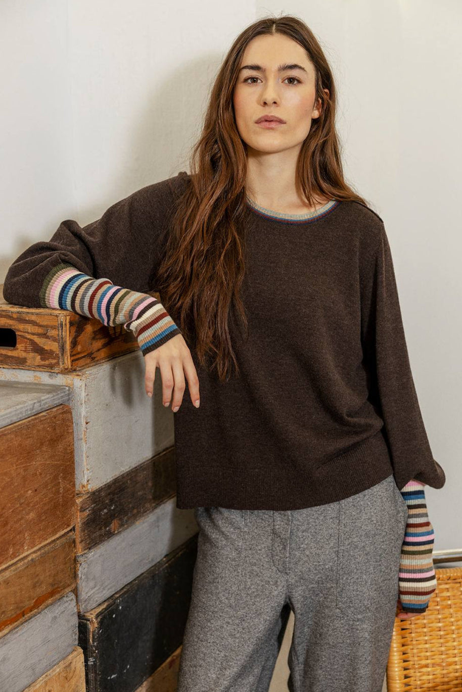 Project AJ117 Sigga 856 i Coffee – afslappet strikbluse med rund hals og signaturstribede ribkanter, fremstillet i 70% økologisk bomuld og 30% ekstra fin merinould.
