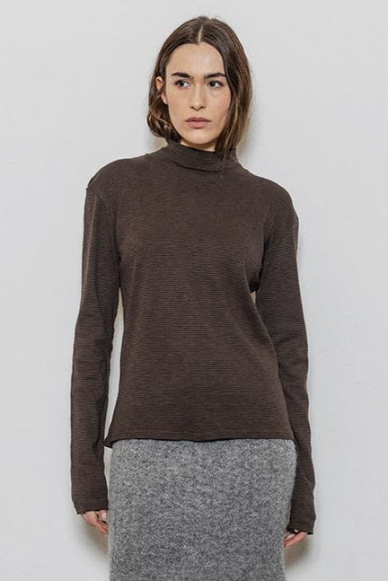 Project AJ117 Katie Bluse i Soil – klassisk stribet bluse med mock neck og lange ærmer, fremstillet i 100% økologisk bomuld.
