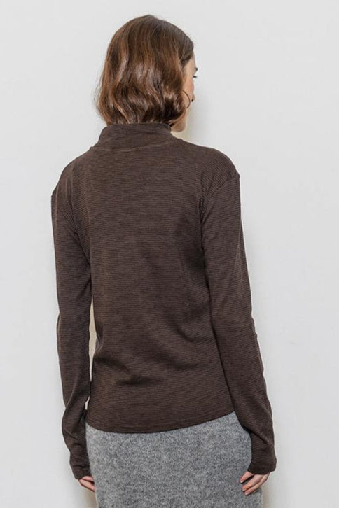 Project AJ117 Katie Bluse i Soil – klassisk stribet bluse med mock neck og lange ærmer, fremstillet i 100% økologisk bomuld.
