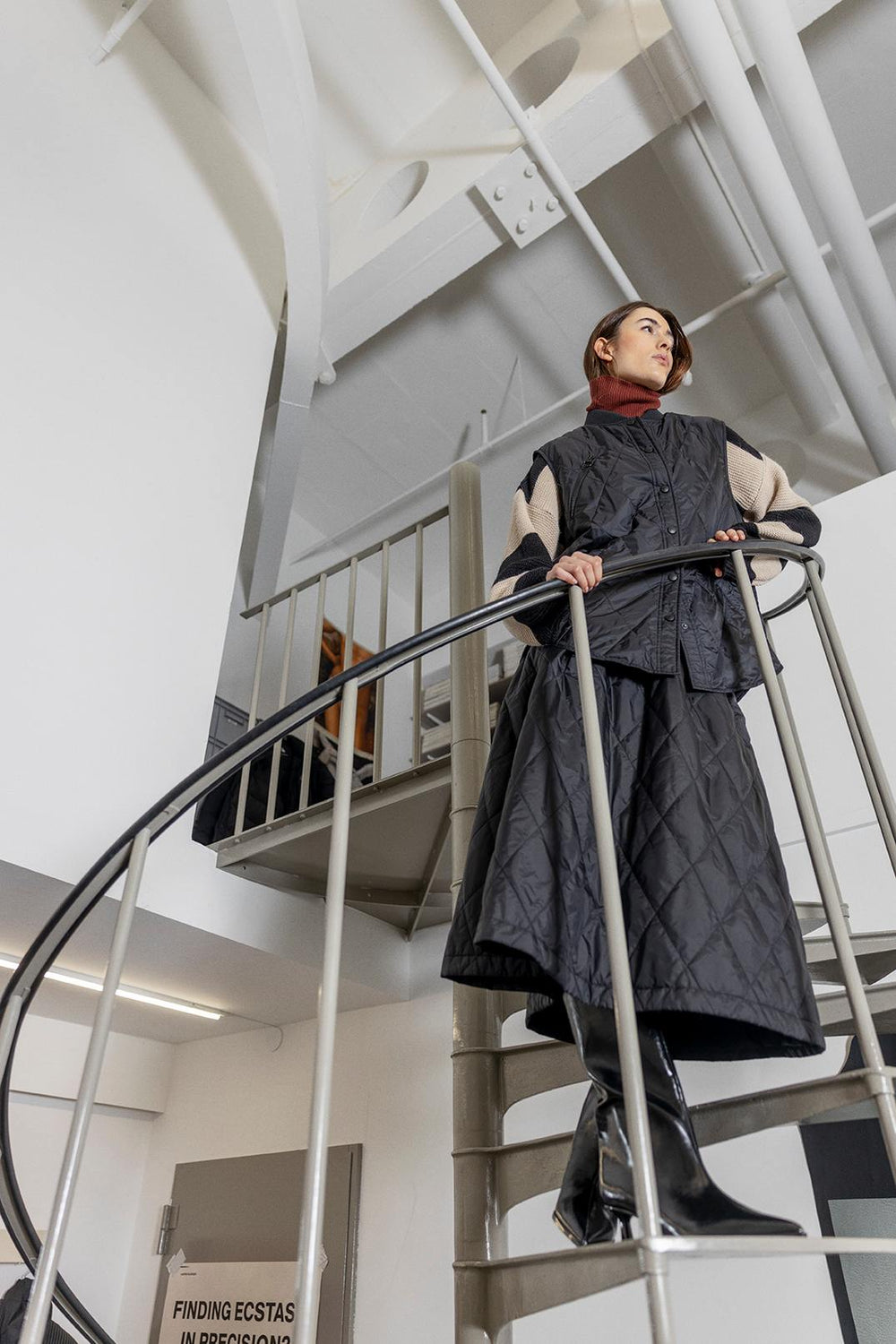 Project AJ117 Nizza vest i sort – quiltet nylonvest med Sorona®-fyld og utility-detaljer.
