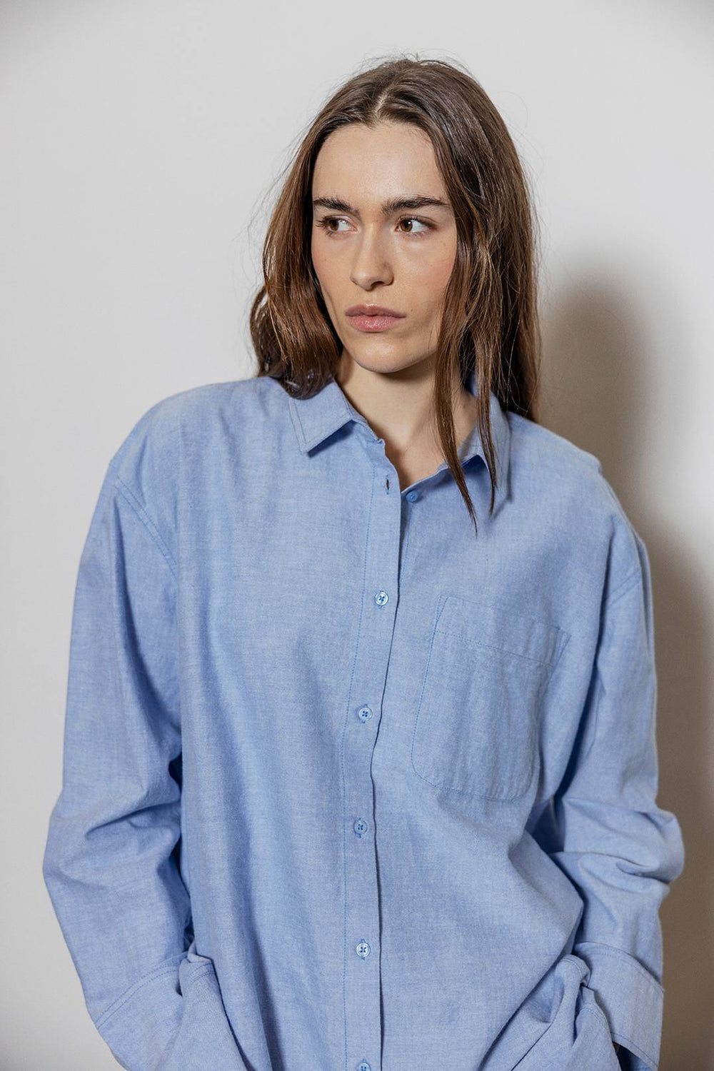 Project AJ117 Hamilton DK16-253 Skjorte i Light Blue – oversized skjorte i blød økologisk bomuld med boyfriend-fit og længere længde.
