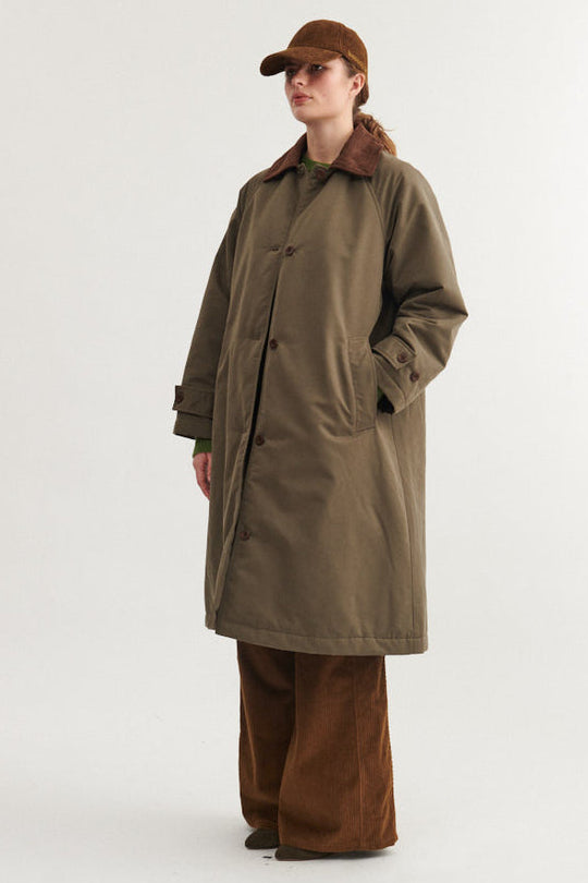 Basic Apparel Ajlin Coat i farven tarmac, fremstillet af genanvendt polyester med oversized pasform og fløjlskrave.

