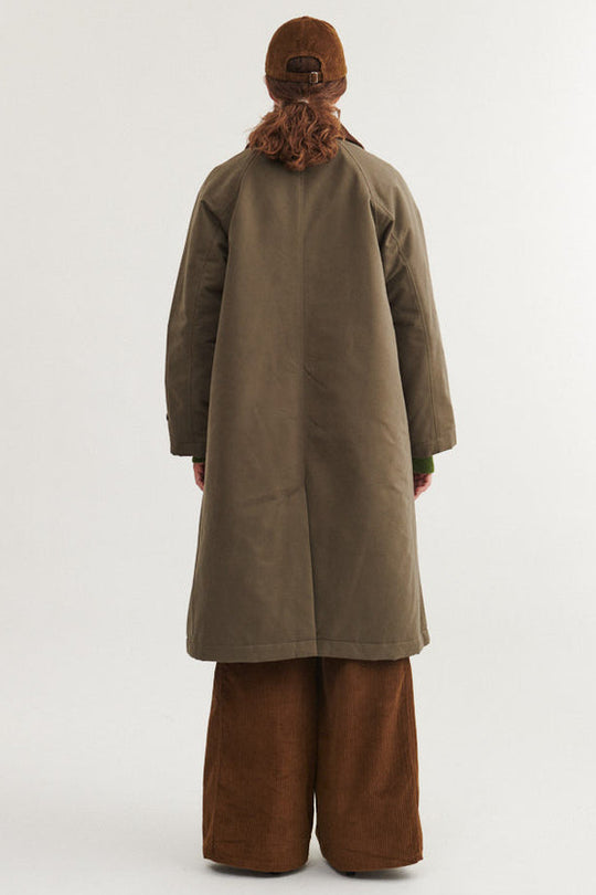 Basic Apparel Ajlin Coat i farven tarmac, fremstillet af genanvendt polyester med oversized pasform og fløjlskrave.

