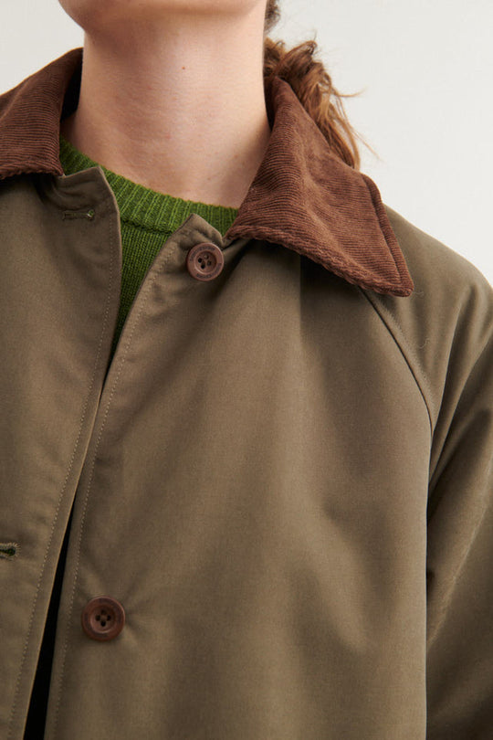 Basic Apparel Ajlin Coat i farven tarmac, fremstillet af genanvendt polyester med oversized pasform og fløjlskrave.

