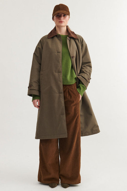 Basic Apparel Ajlin Coat i farven tarmac, fremstillet af genanvendt polyester med oversized pasform og fløjlskrave.

