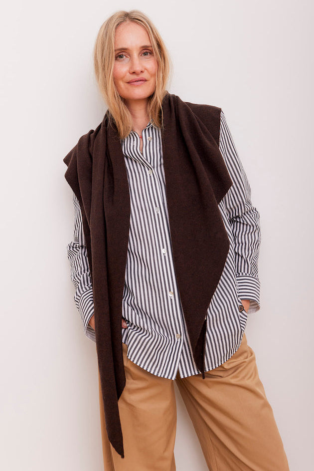 Beta Studios Alexa Big Triangle Scarf i Anthracite Grey, trekantet tørklæde i 100% OEKO-TEX® certificeret cashmere.

