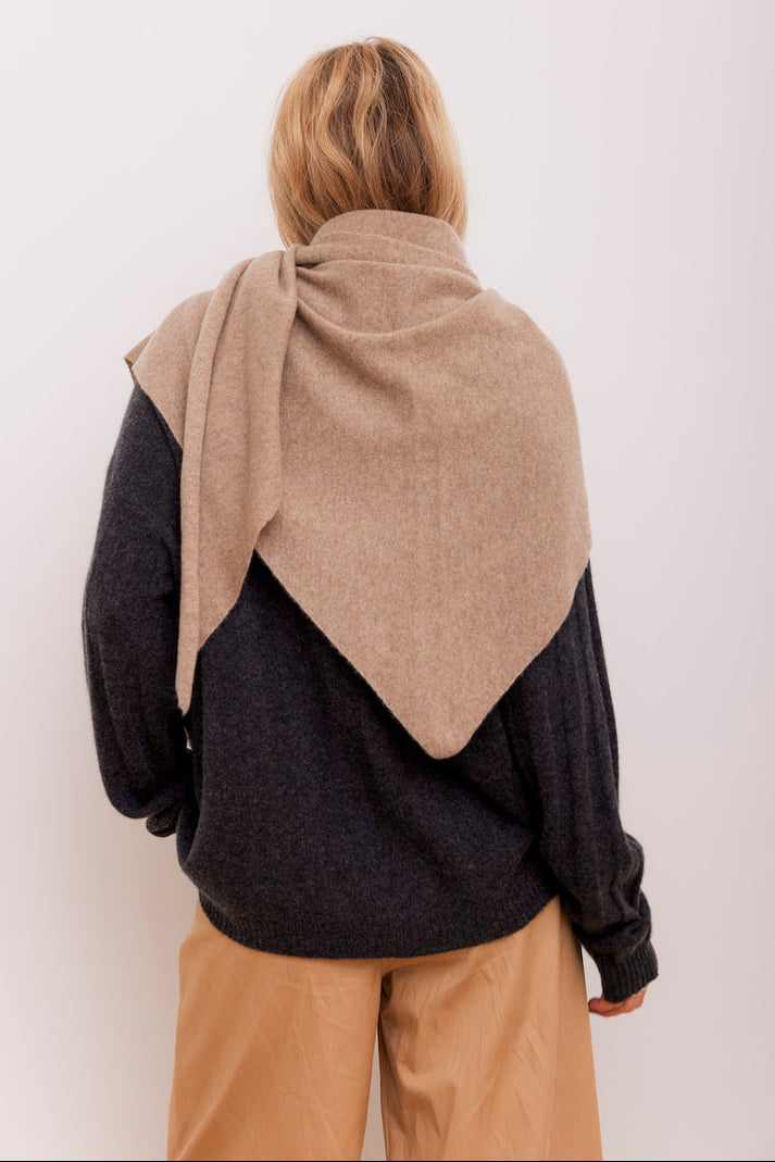 Beta Studios Alexa Big Triangle Scarf i Oak Brown, trekantet tørklæde i 100% OEKO-TEX® certificeret cashmere.

