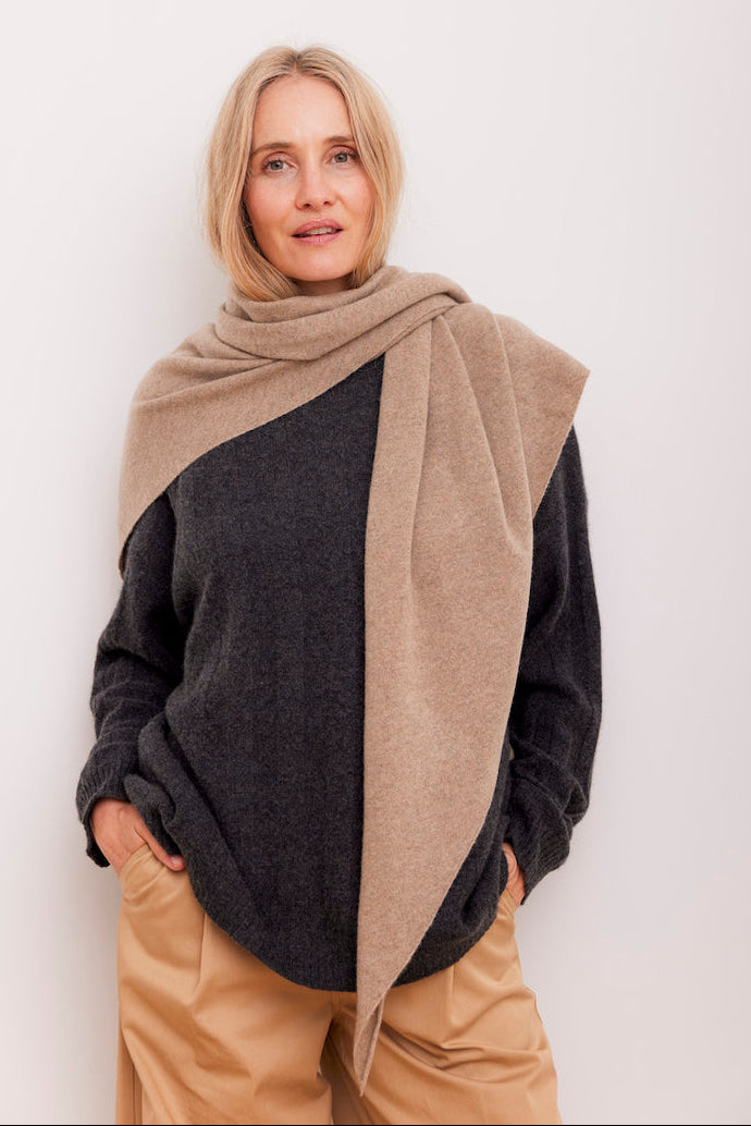 Beta Studios Alexa Big Triangle Scarf i Oak Brown, trekantet tørklæde i 100% OEKO-TEX® certificeret cashmere.


