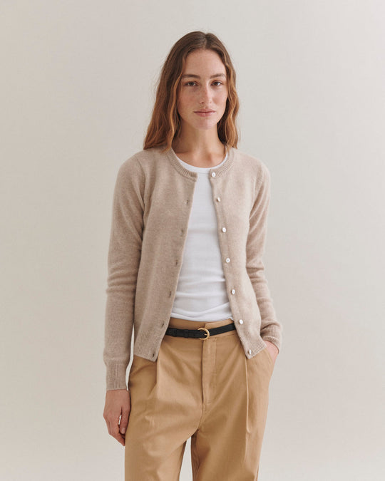 Beta Studios Classic Cardigan Cashmere i sand melange – klassisk langærmet cashmere-cardigan med ribkanter og perlemorsknapper, lavet i 100% cashmere. 
