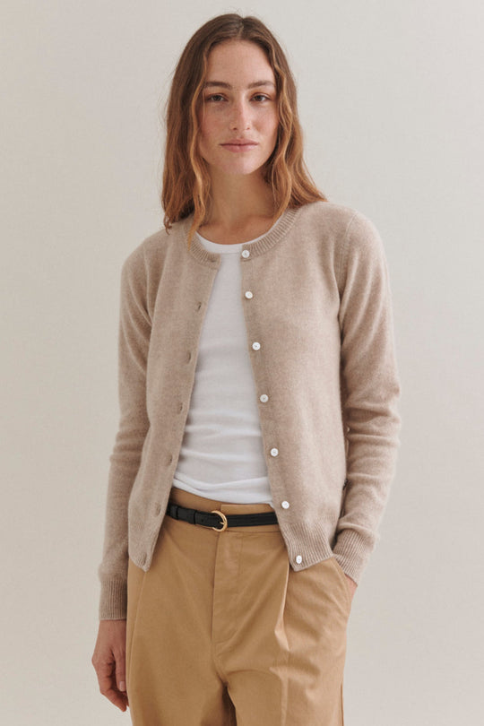 Beta Studios Classic Cardigan Cashmere i sand melange – klassisk langærmet cashmere-cardigan med ribkanter og perlemorsknapper, lavet i 100% cashmere. 
