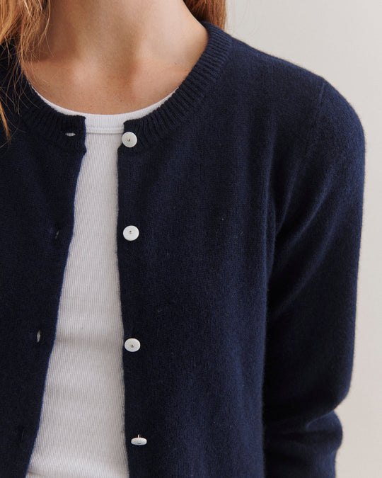 Beta Studios Alice Classic Cardigan i walnut i 100% cashmere.