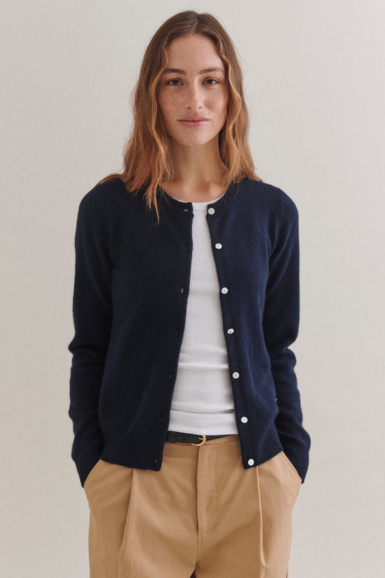 Beta Studios Alice Classic Cardigan i walnut i 100% cashmere.