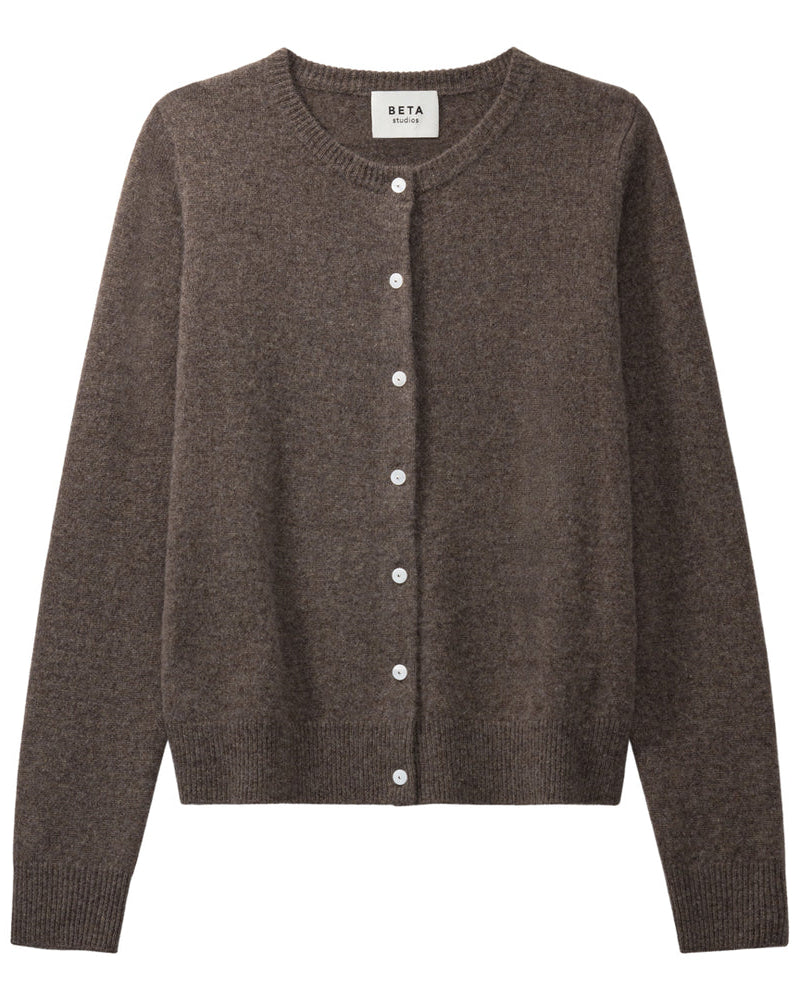 Beta Studios Alice Classic Cardigan i walnut i 100% cashmere.
