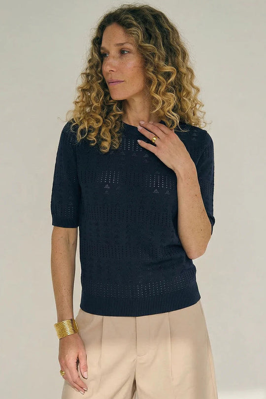 La Rouge Alma knit bluse i navy med hulmønster og let viskosekvalitet.