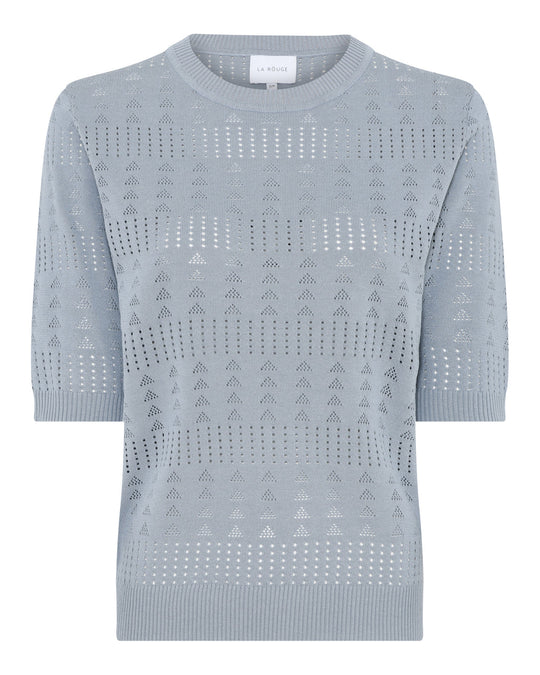 La Rouge Alma knit bluse i lyseblå med hulmønster og let viskosekvalitet.