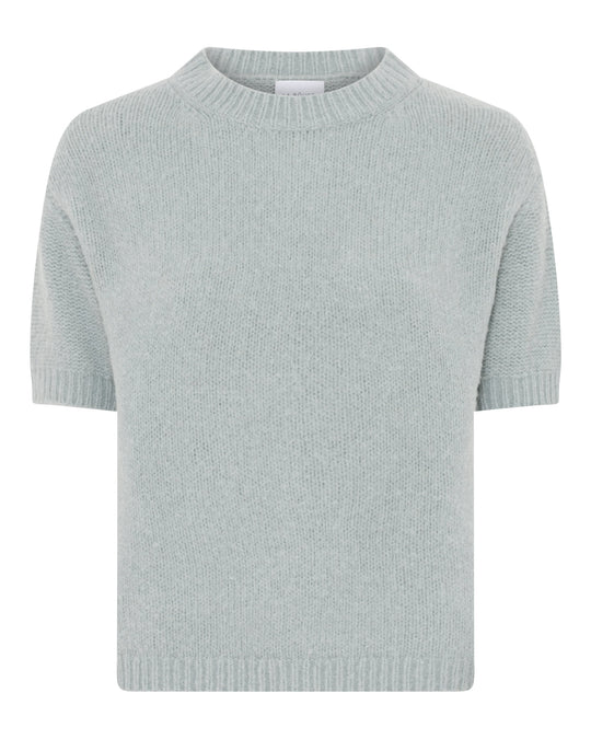 La Rouge Alpa S/S Knit i faded green – kortærmet strik med rund hals, firkantet pasform og blød alpaka- og uldblanding.
