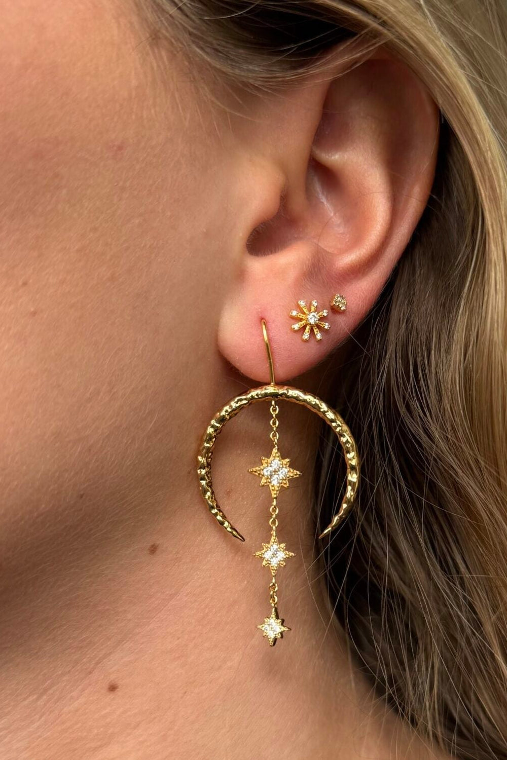 Alura Venus Earring 03 – elegante øreringe i 18K guldbelagt 925 sterlingsølv med facetslebne zirkonia og slankt, feminint design.
