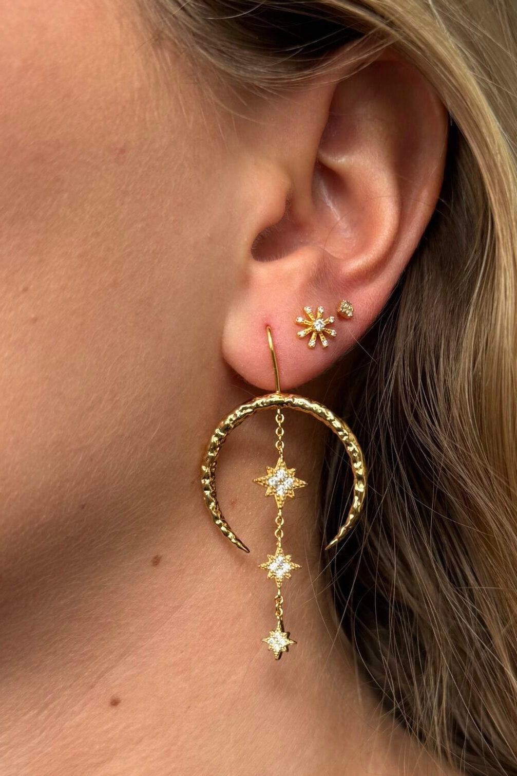Alura Venus Earring 03 – elegante øreringe i 18K guldbelagt 925 sterlingsølv med facetslebne zirkonia og slankt, feminint design.
