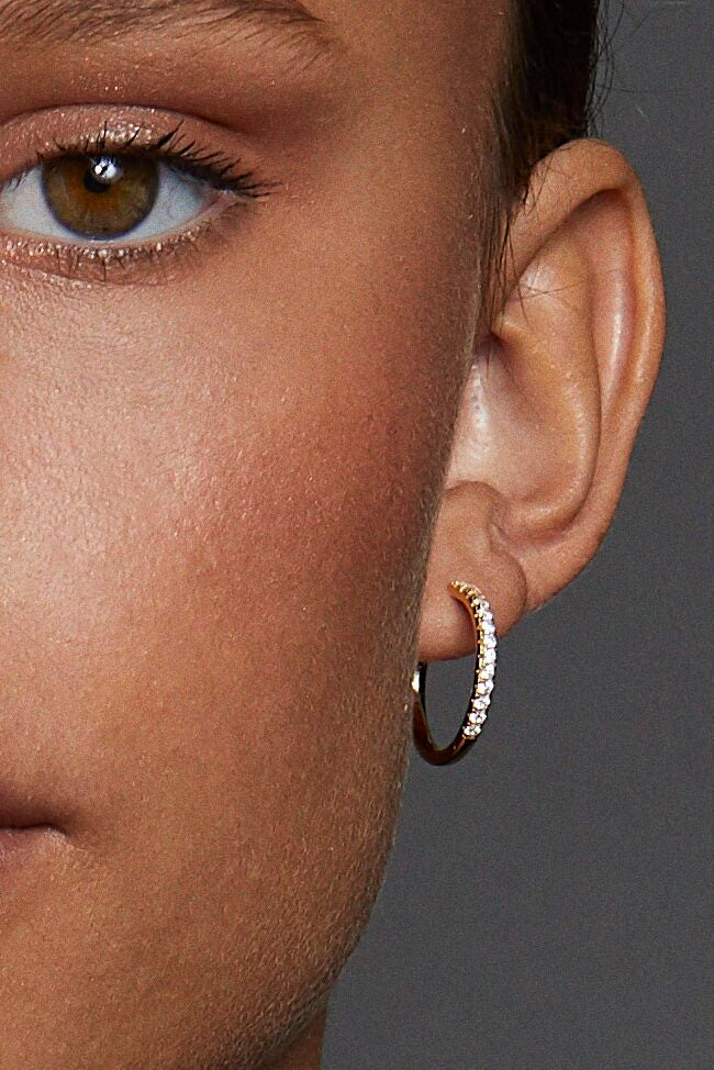 Alura Copenhagen Grace Hoop 01 – forgyldt sterling sølv hoop-ørering med facetslebne zirkonia, diameter ca. 2 cm.
