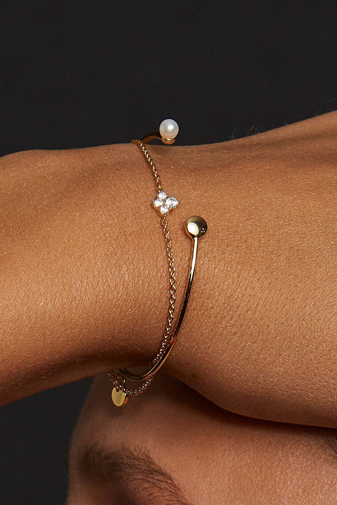 Alura Copenhagen Gaia Bracelet 01 – forgyldt armbånd i 925 sterling sølv med facetslebne zirkonia og justerbar længde 16+2 cm.
