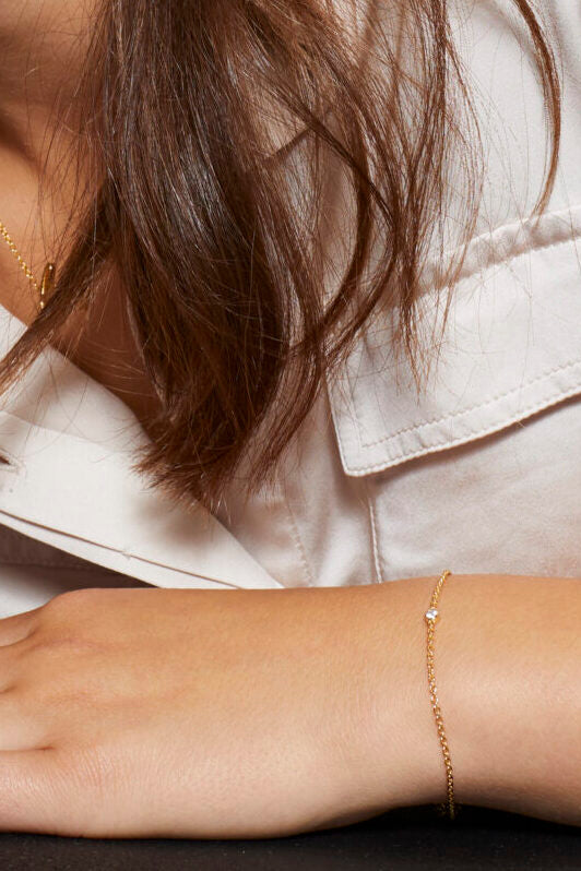 Alura Embrace Armbånd 01 i 18K guldbelagt sterlingsølv med facetsleben zirkon. Smykke med et velgørenhedsformål.

