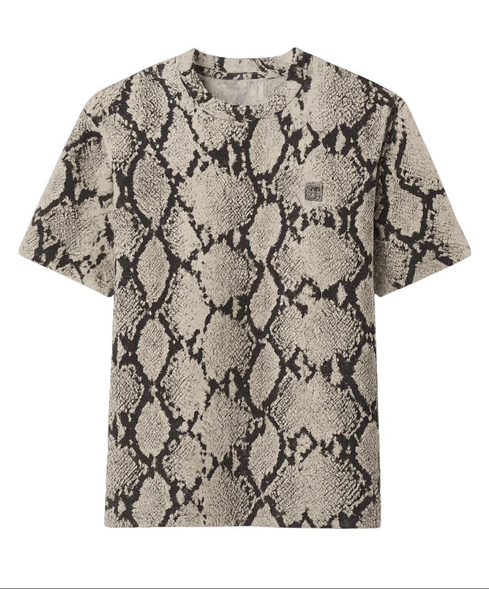 Anine Bing Avi Tee i Washed Python – T-shirt i 100% bomuld med python-print, rund hals og afslappet pasform.

