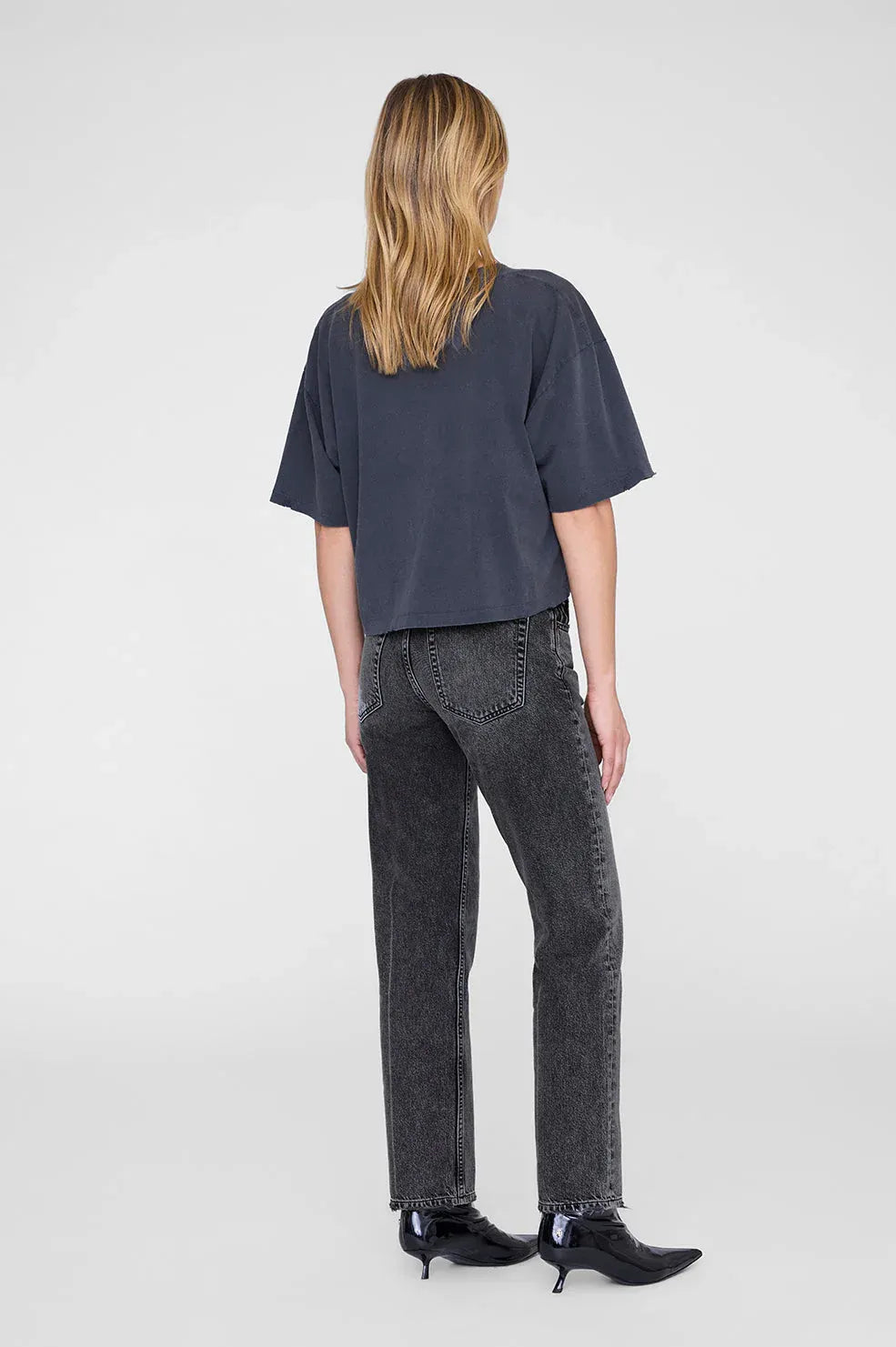 ANINE BING Johnny Cropped Tee i washed black, cropped T-shirt i bomuldsjersey med "Los Angeles Anine Bing" grafik.