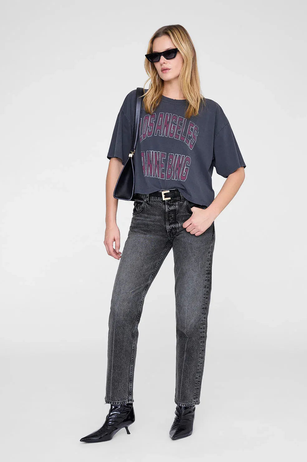 ANINE BING Johnny Cropped Tee i washed black, cropped T-shirt i bomuldsjersey med "Los Angeles Anine Bing" grafik.